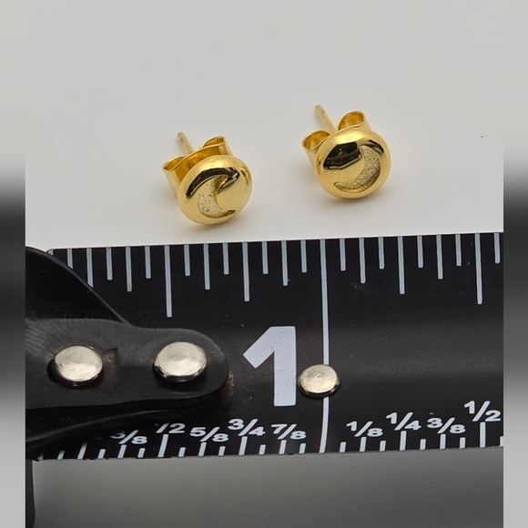 Elegant Gold  Earrings - Picture 3 of 7